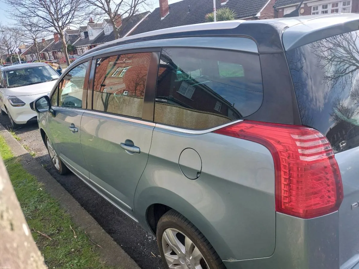 Peugeot 5008 2011 - Image 2