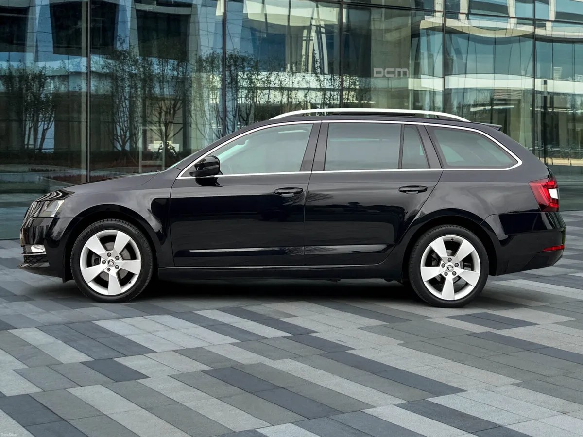 Skoda Octavia Combi Style *Panoramic Roof* - Image 4