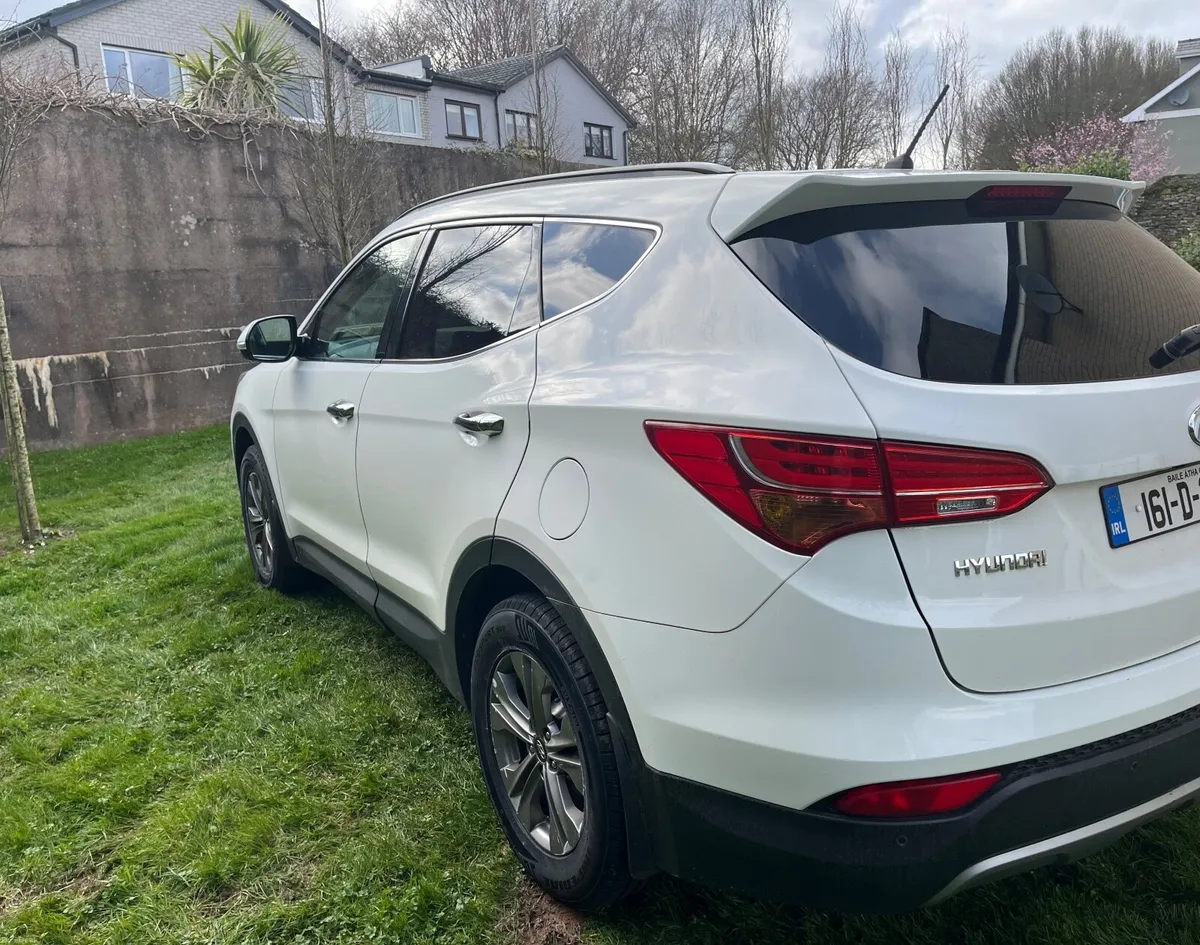 Hyundai Santa Fe 2016 4x4 7 seat 6 speed - Image 3