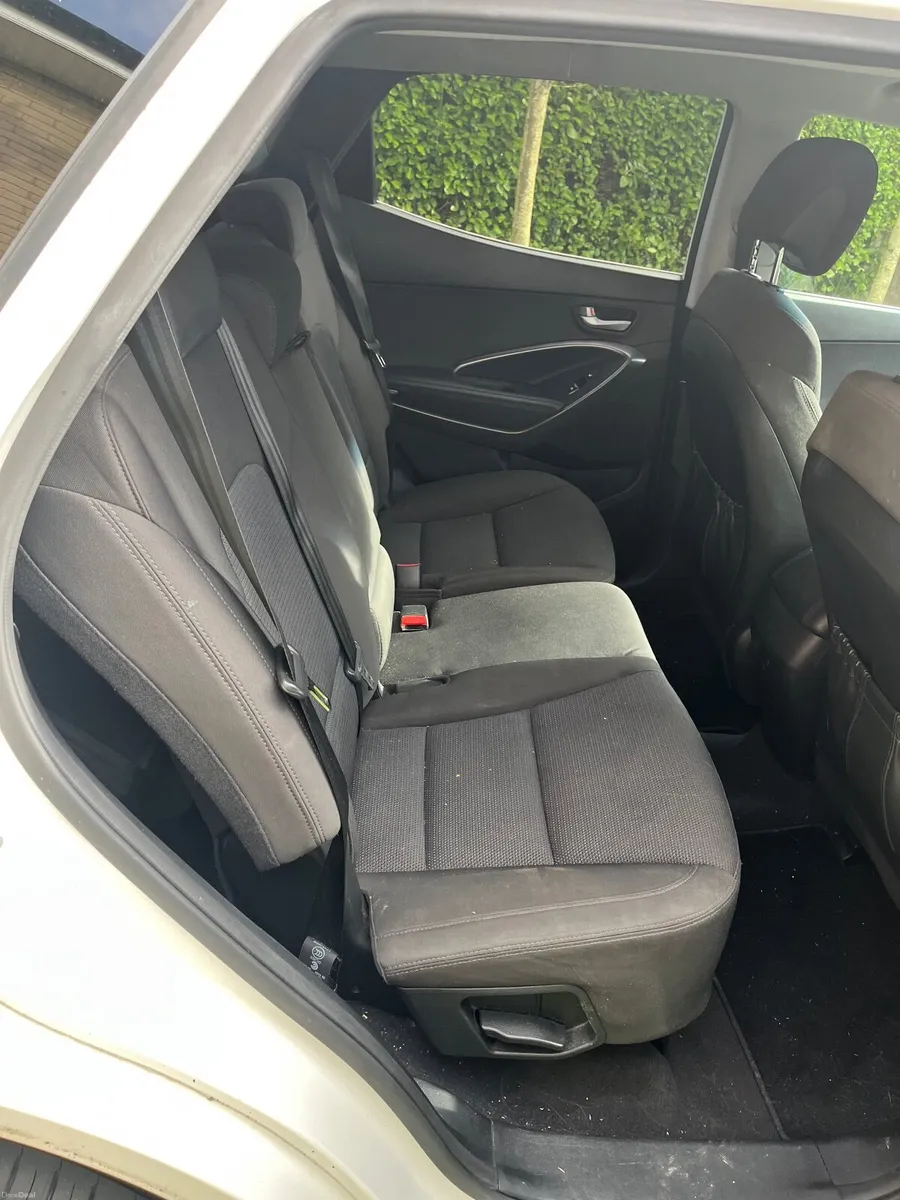 Hyundai Santa Fe 2016 4x4 7 seat 6 speed - Image 4