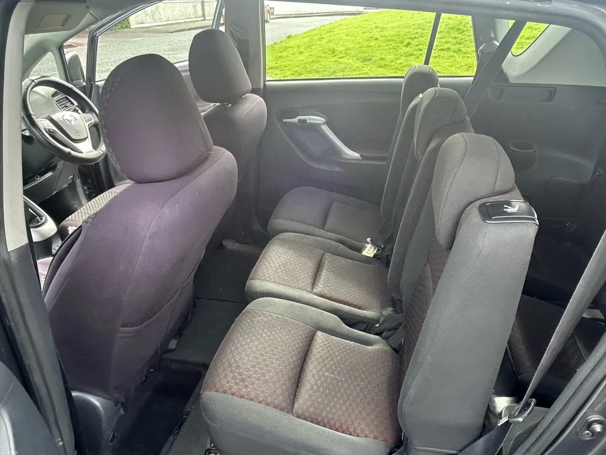 7 seater Toyota Verso 2011 - Image 3