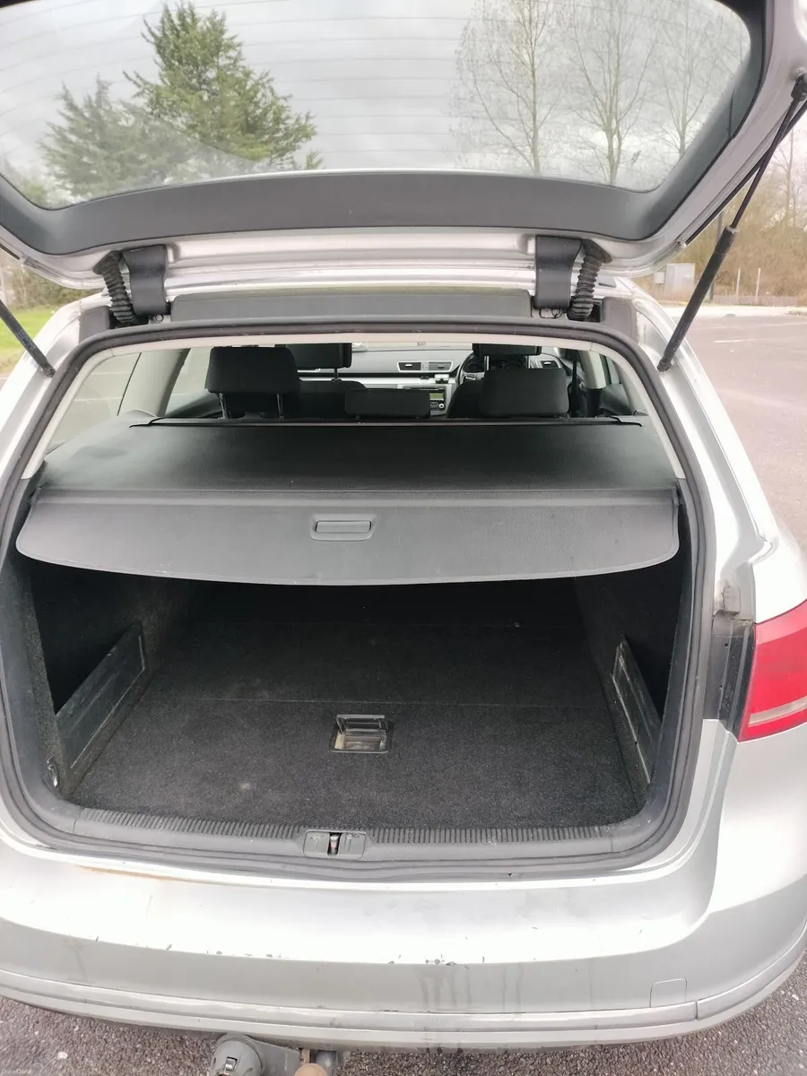 Volkswagen Passat 2011 - Image 2