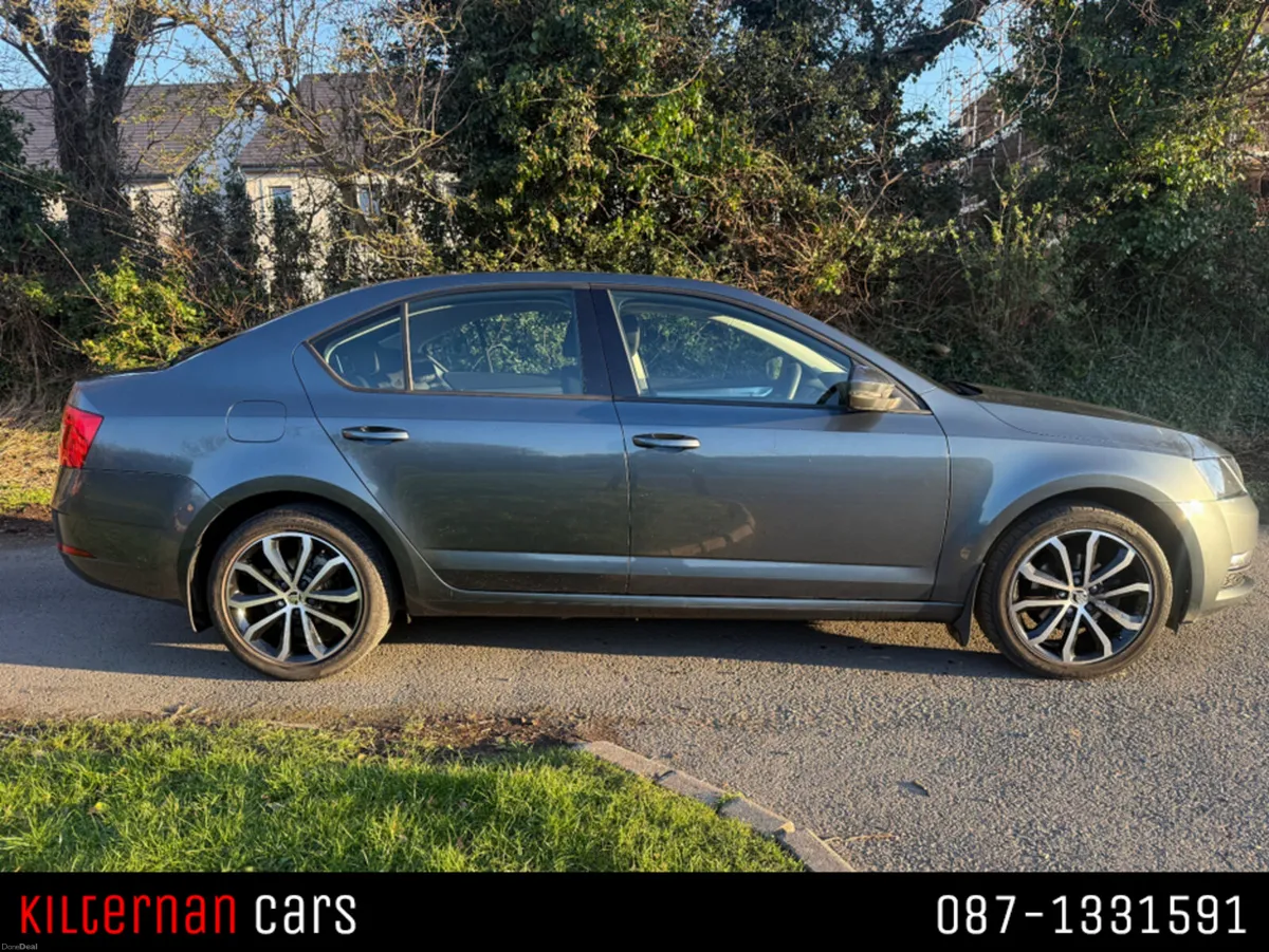 Skoda Octavia 1.6 Saloon mint condition - Image 2