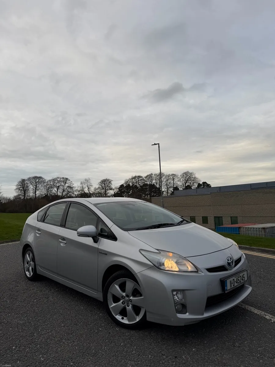 TOYOTA PRIUS 1.8 VVT-I T4 HYBRID 5DR AUTO - Image 1