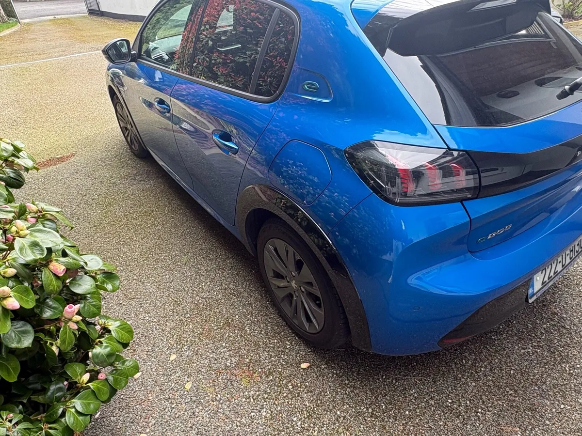 PEUGEOT 208 ALLURE PACK 136BHP 50 KWH 4DR - Image 3