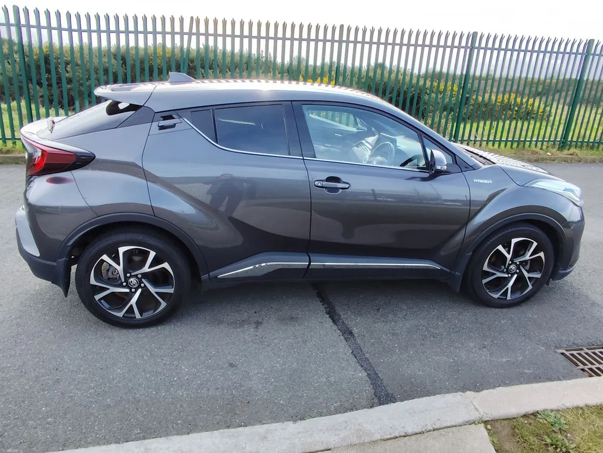 Toyota C-HR 2021 - Image 2