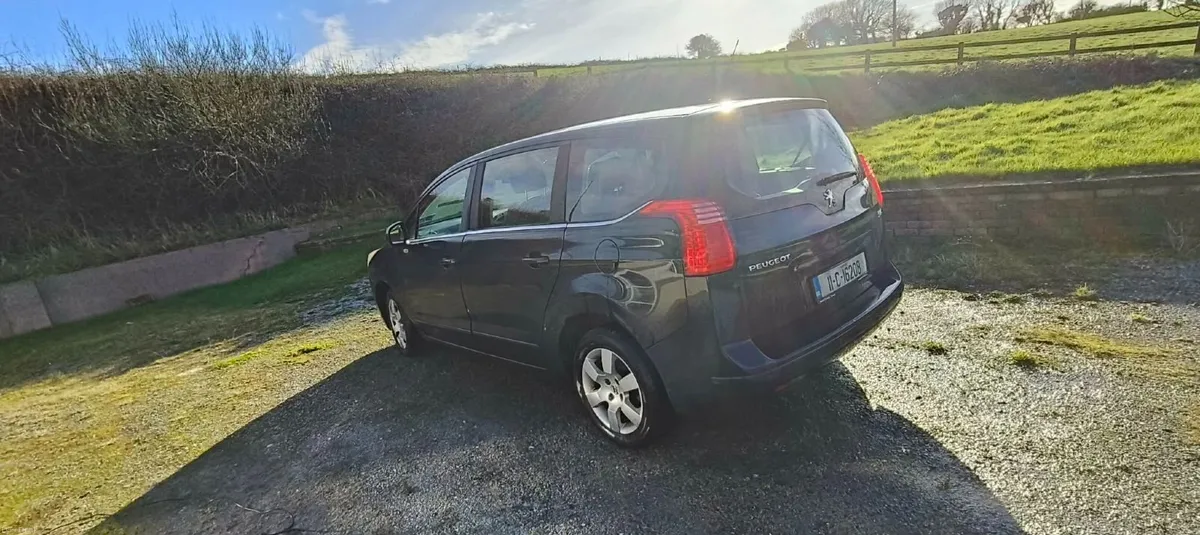 Peugeot 5008 2011 - Image 2