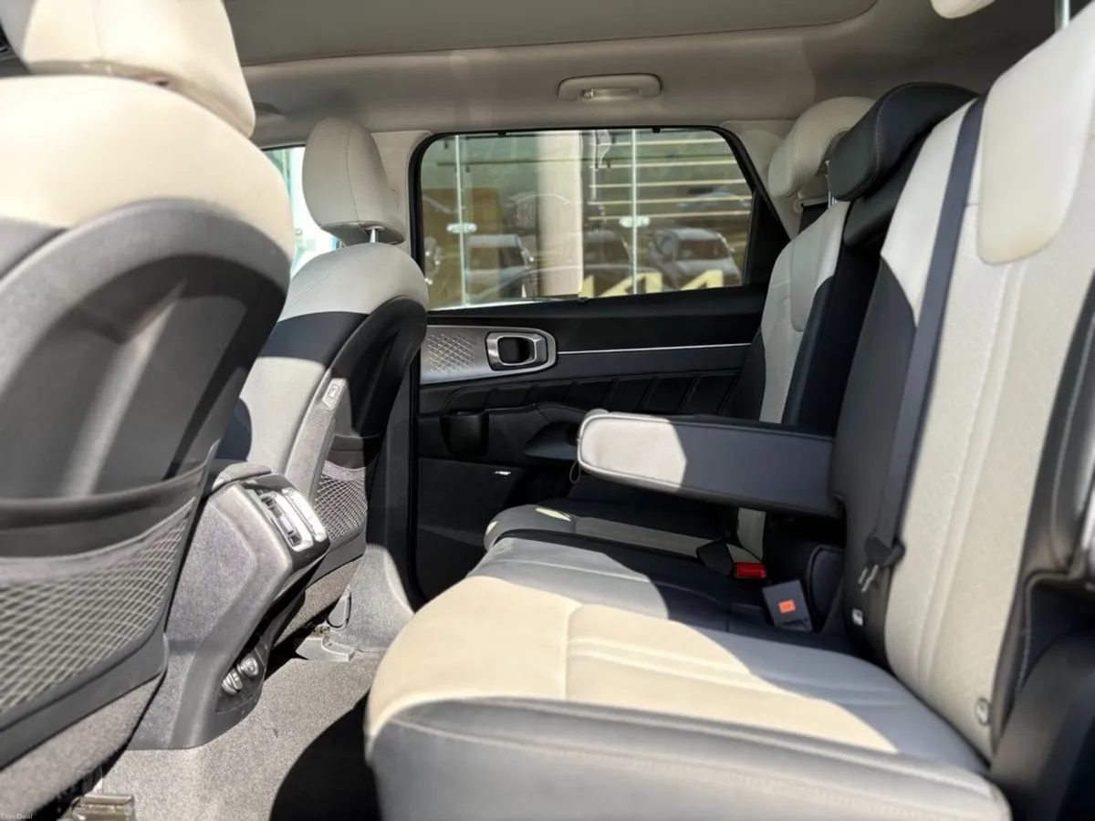 Kia Sorento 1.6 K4 Plug in hybrid ( 7 Seats ) - Image 4
