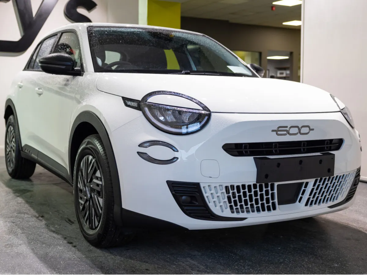 Fiat 600 1.2 HYBRID EDCT 100HP 5DR - Image 1