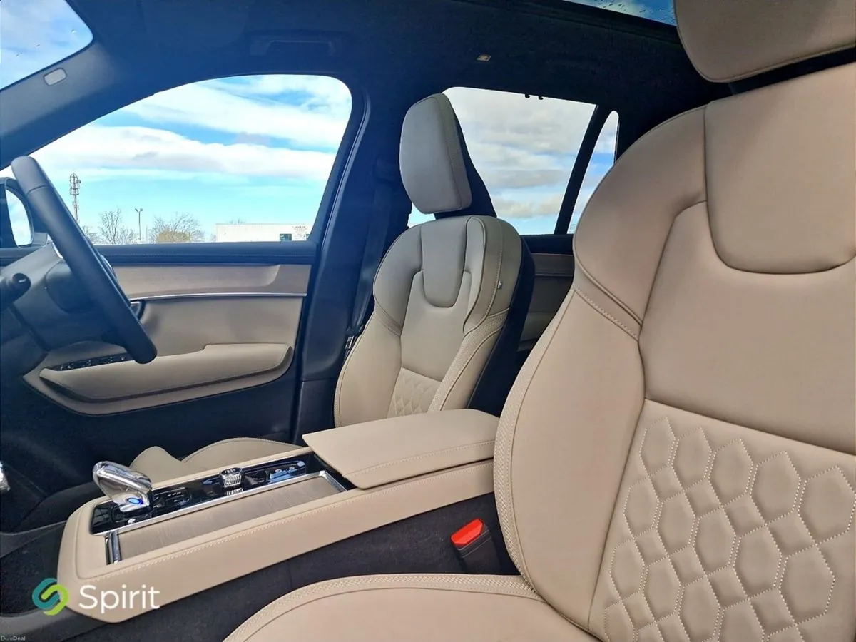 Volvo XC90 T8 Plug In Hybrid, AWD, Plus (Dark Them - Image 3