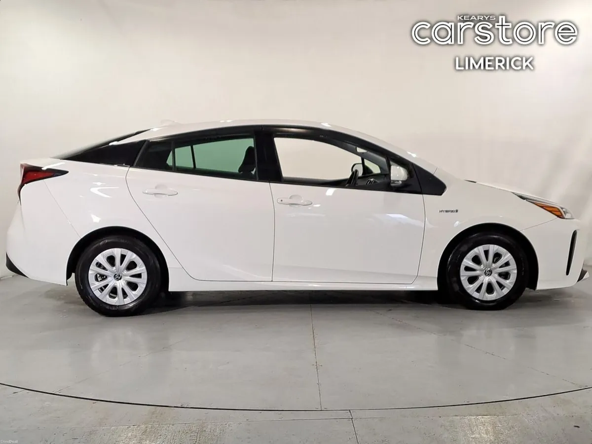 Toyota Prius 1.8 HYBRID - Image 2