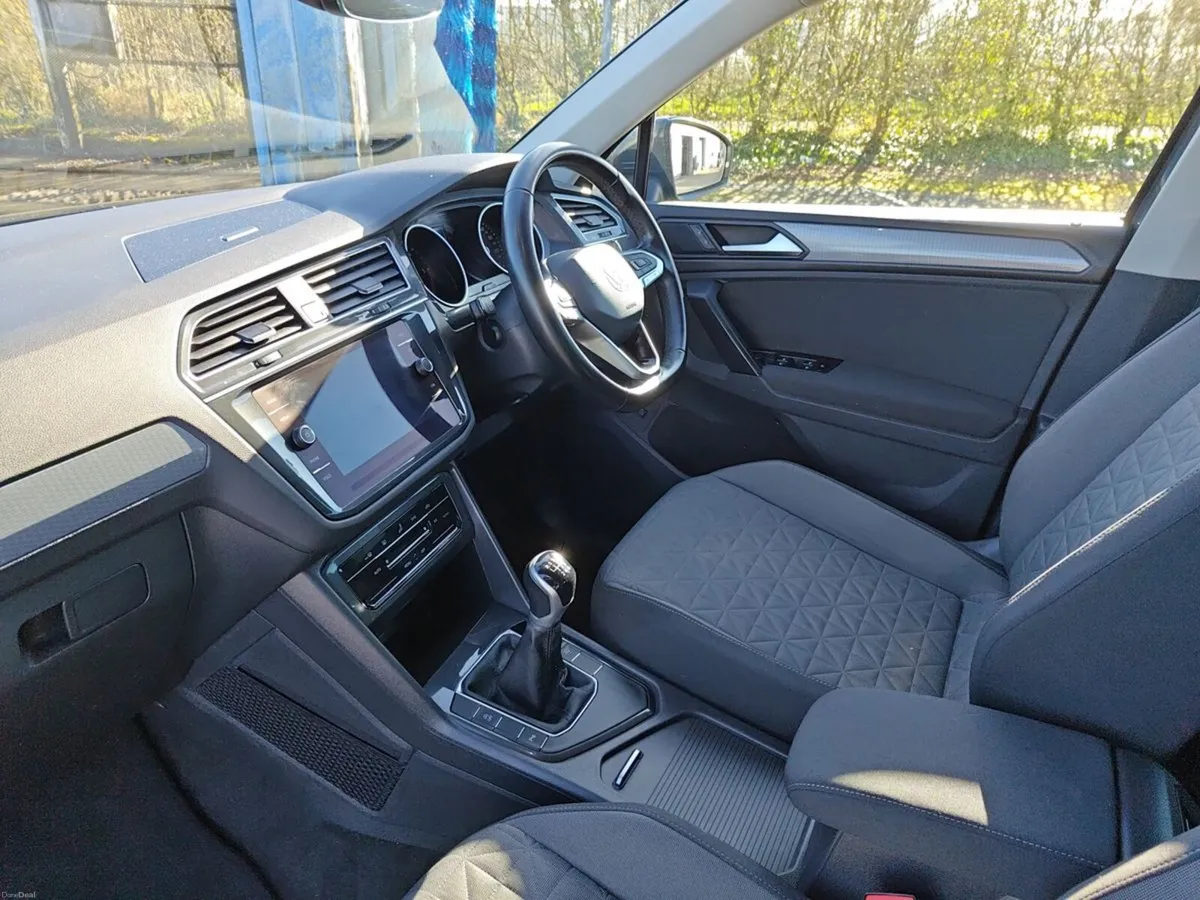Volkswagen Tiguan LIFE 2.0TDI 122HP MANUAL - Image 3