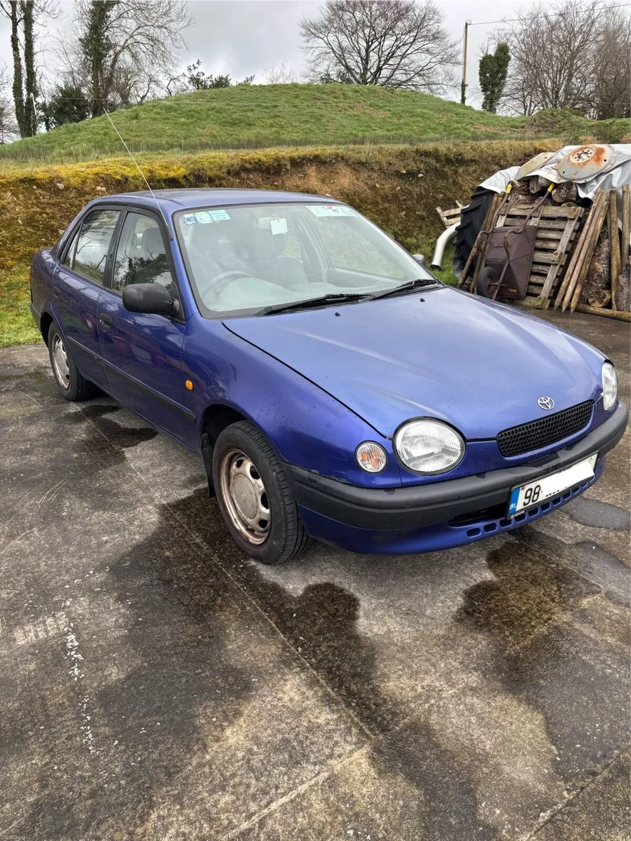 Toyota Corolla Saloon 1998 - Image 1