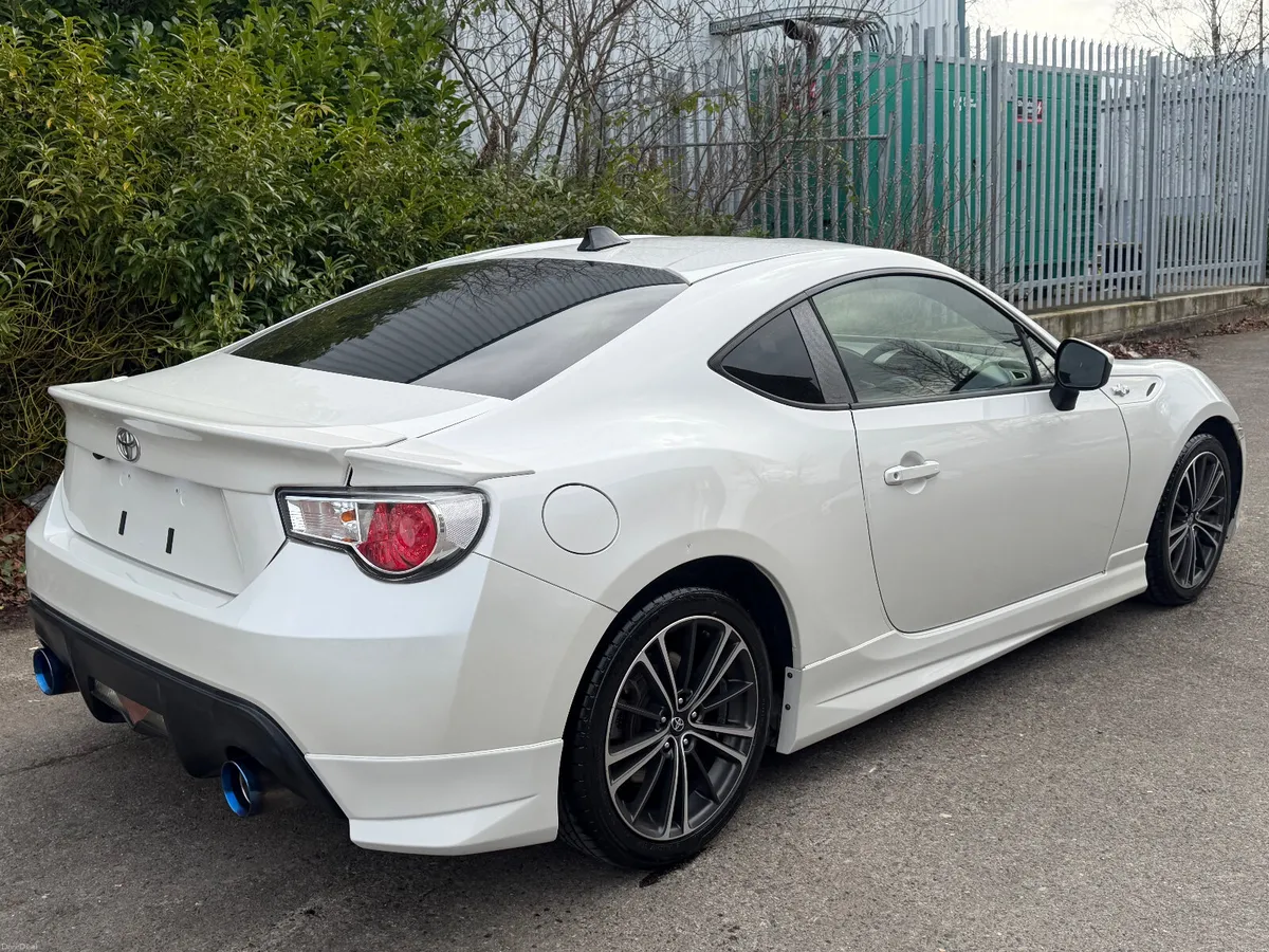 Toyota GT86 Pearl White. JDM Import - Image 3