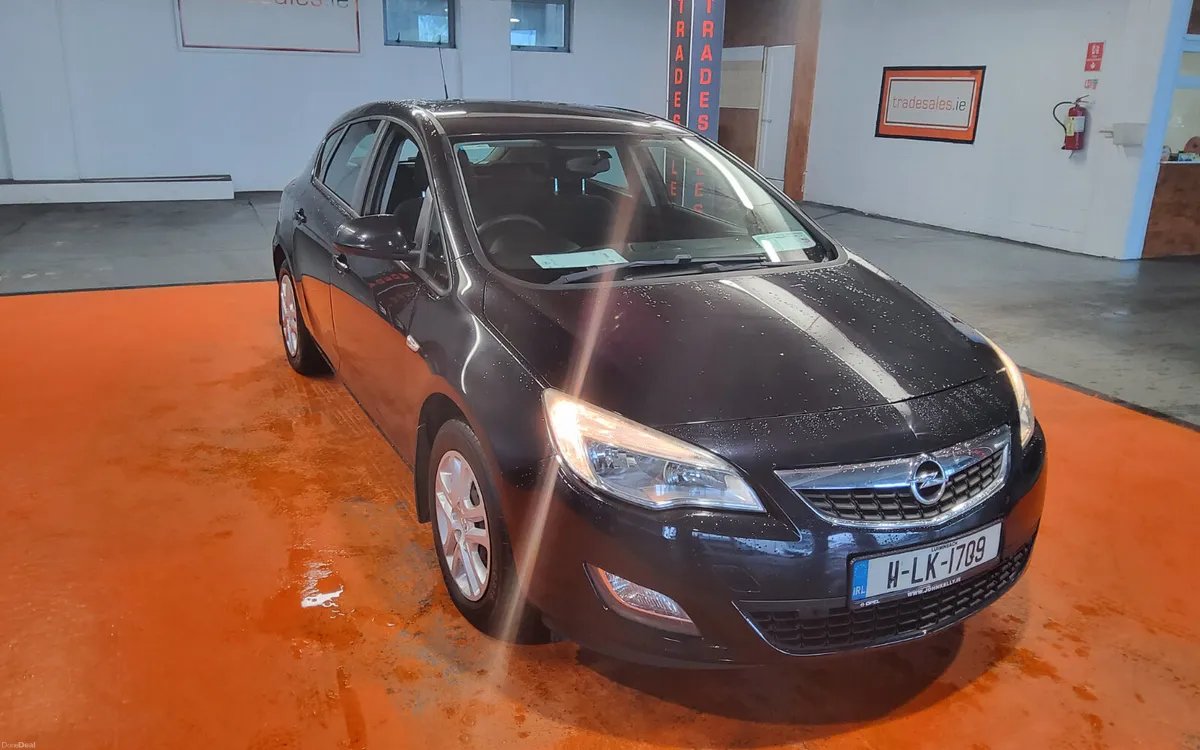 Opel Astra 2011 - Image 1