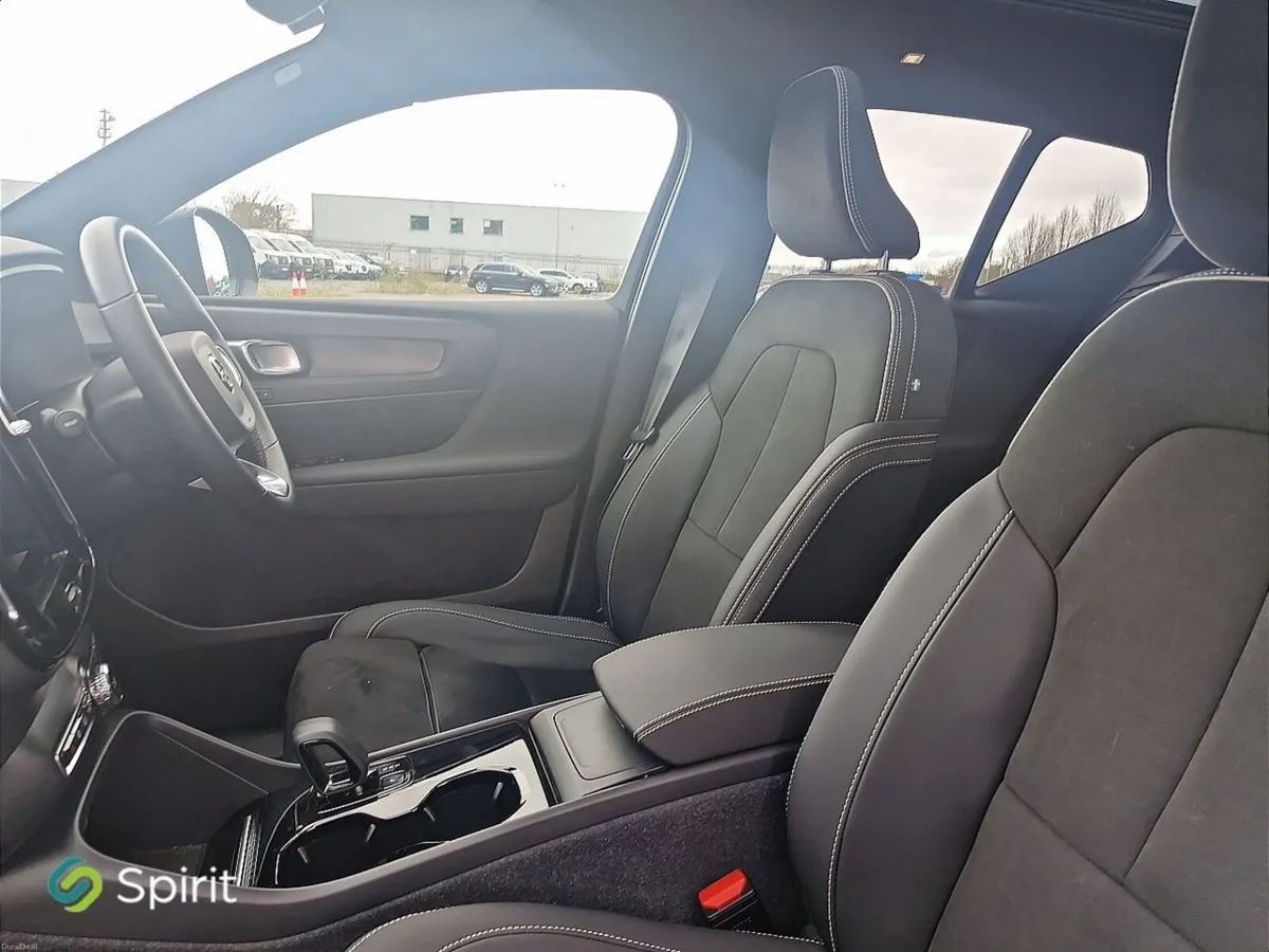 Volvo XC40 Fully Electric, 231hp Ultimate, Pan Sun - Image 3