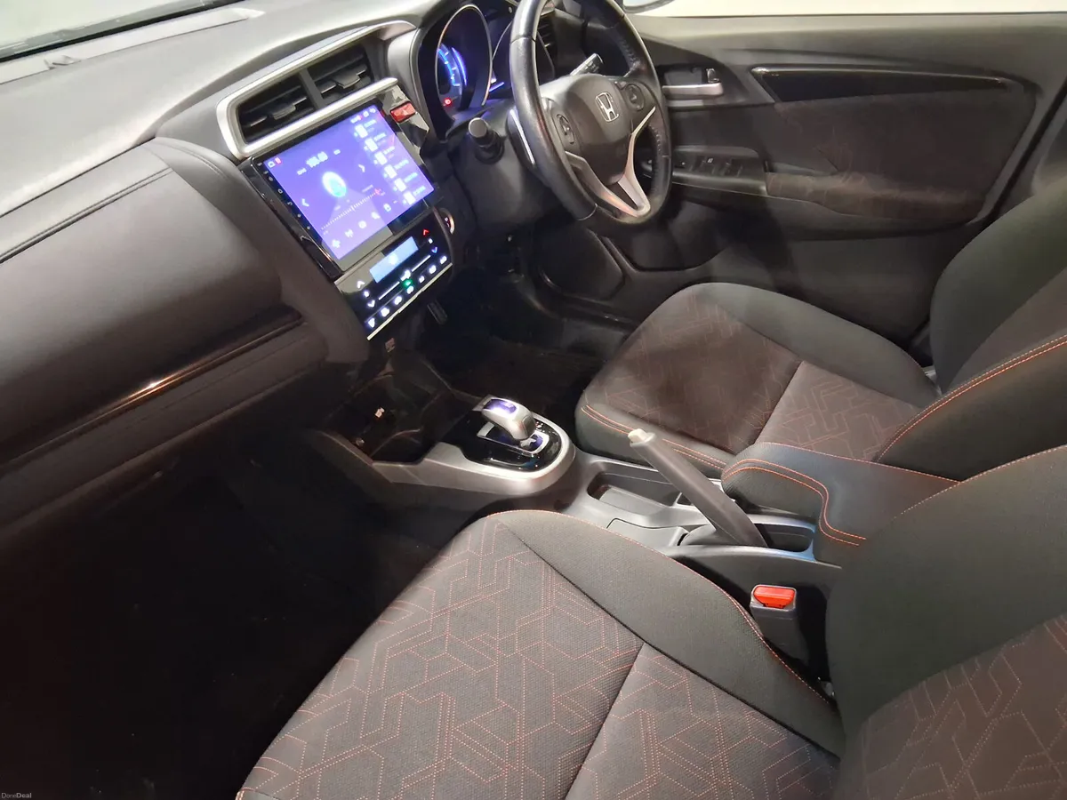 2016 Honda Fit **HYBRID** - Image 4