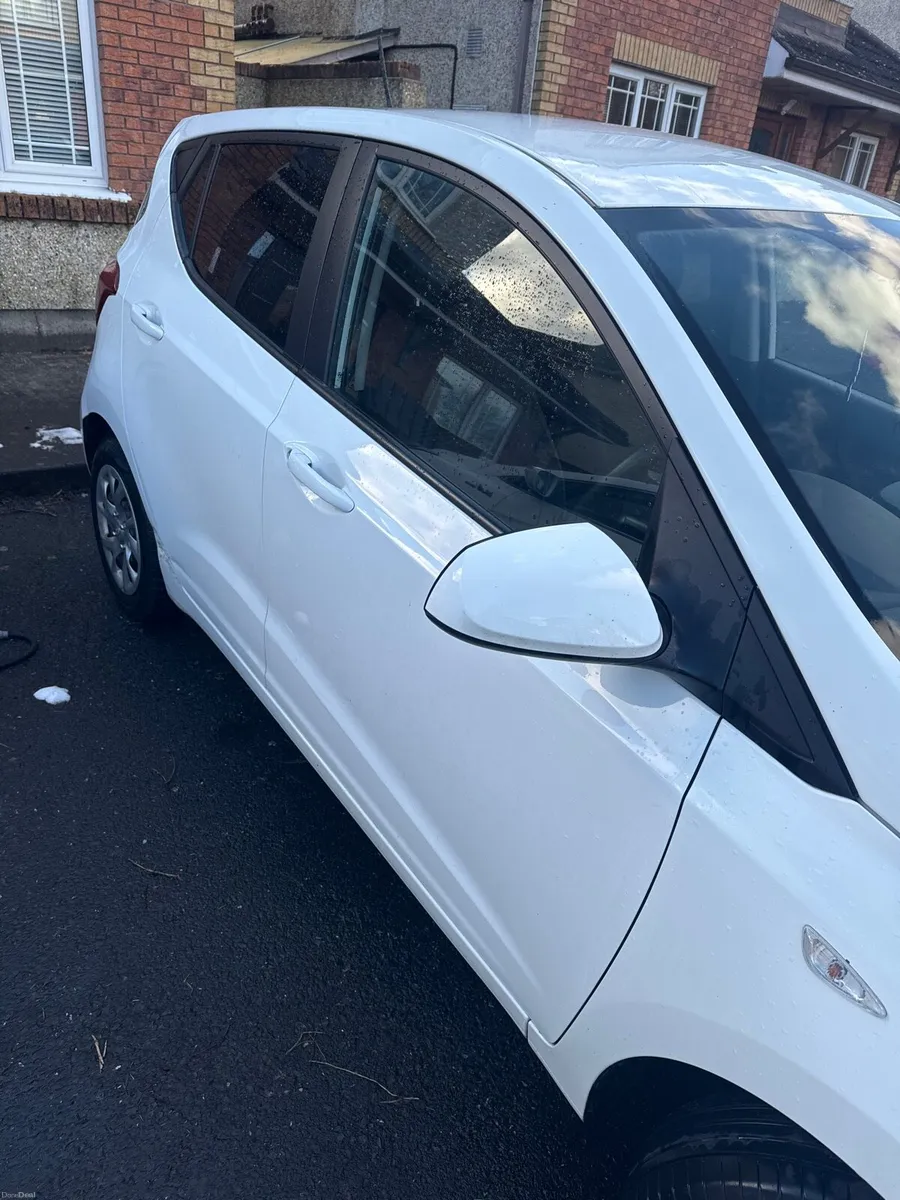 White Hyundai i10 2017 - Image 2