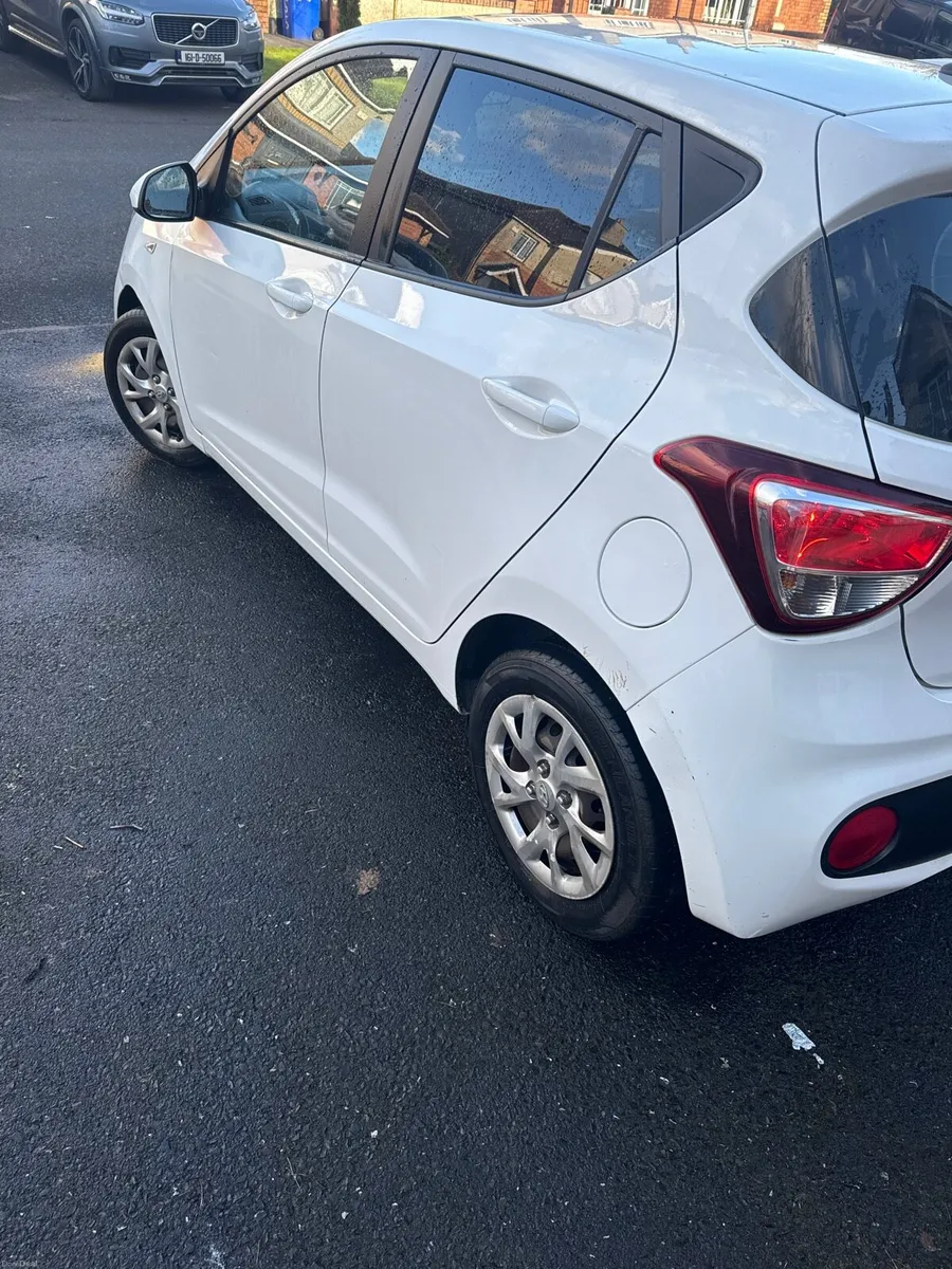White Hyundai i10 2017 - Image 4