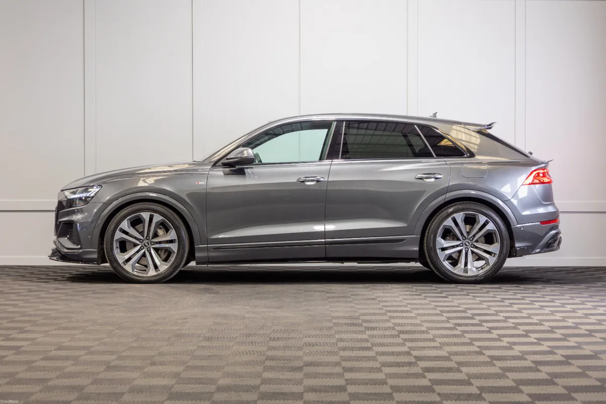 212 Audi Q8 55 TFSIe S-Line Quattro - Image 3