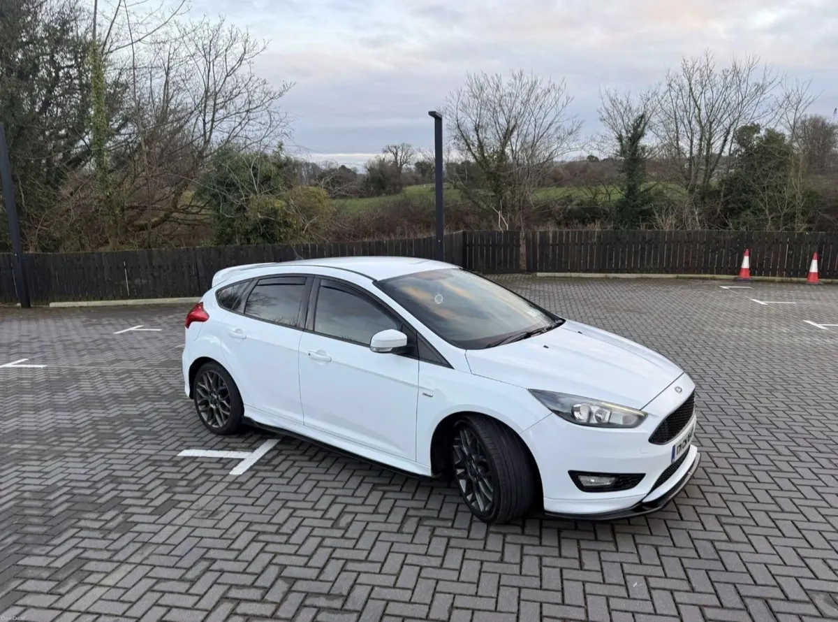 Ford Focus 2017 FSH - Image 1