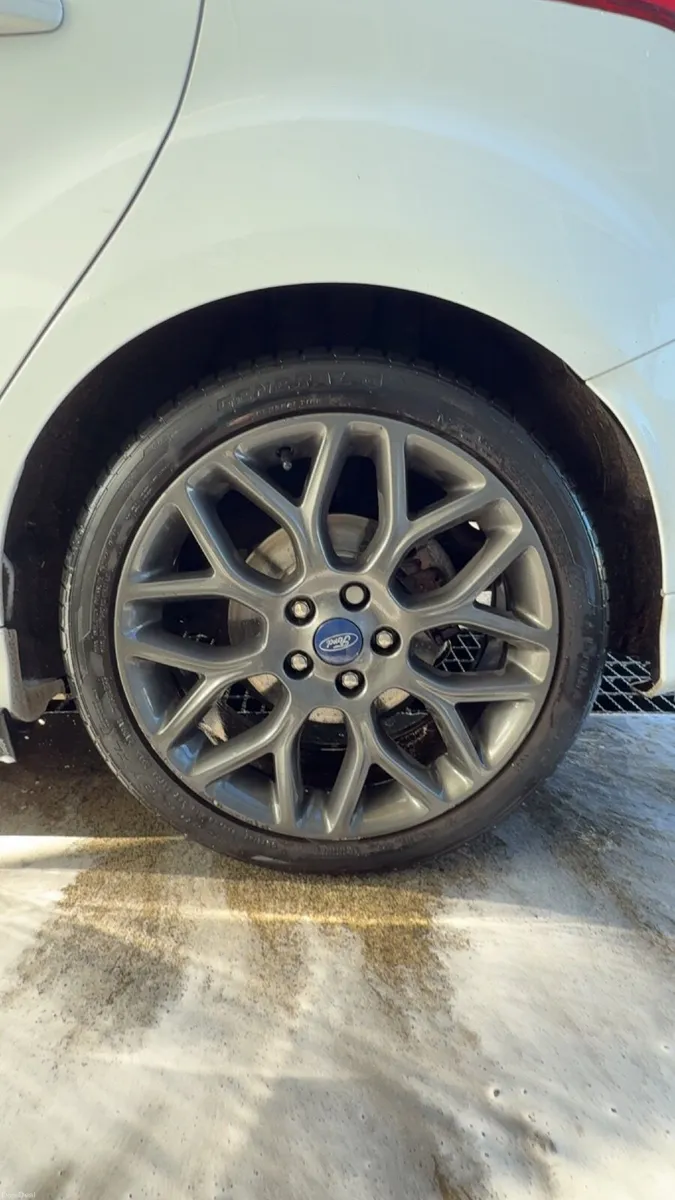 Ford Focus 2017 FSH - Image 2