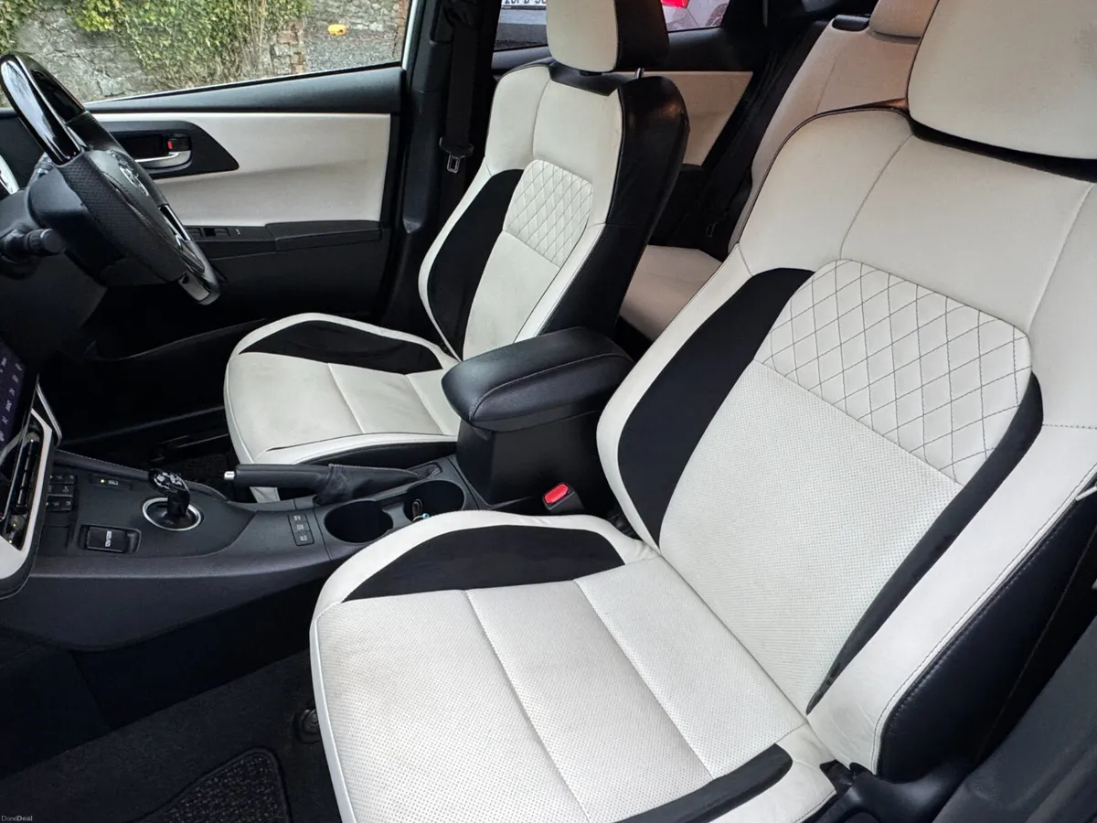 2017 Toyota Auris 1.8 Hybrid Sport - Image 4