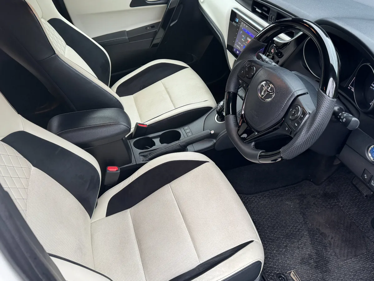2017 Toyota Auris 1.8 Hybrid Sport - Image 2