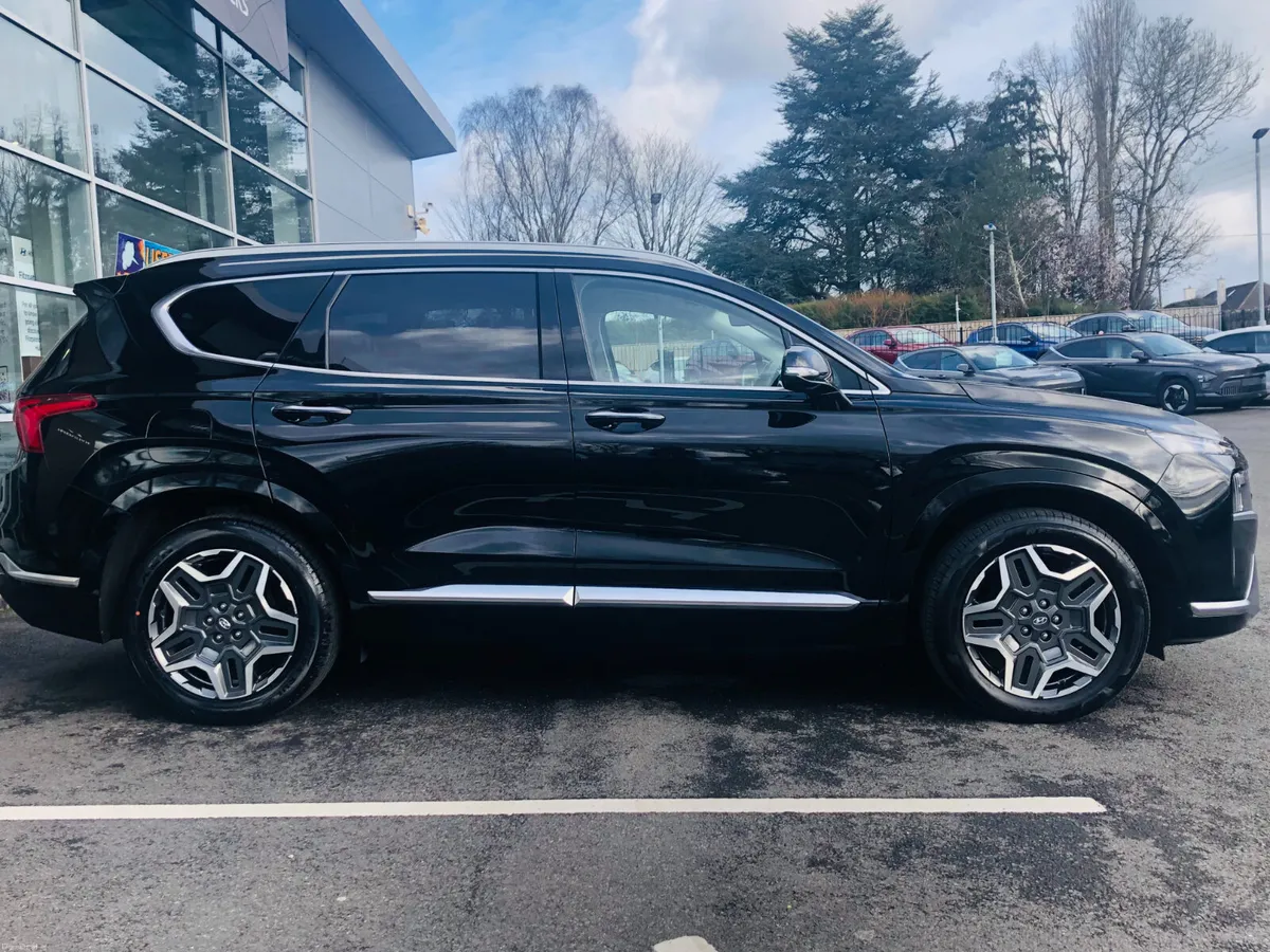 Hyundai Santa Fe Executive Plus 1.6 Plug-In Hybrid - Image 3