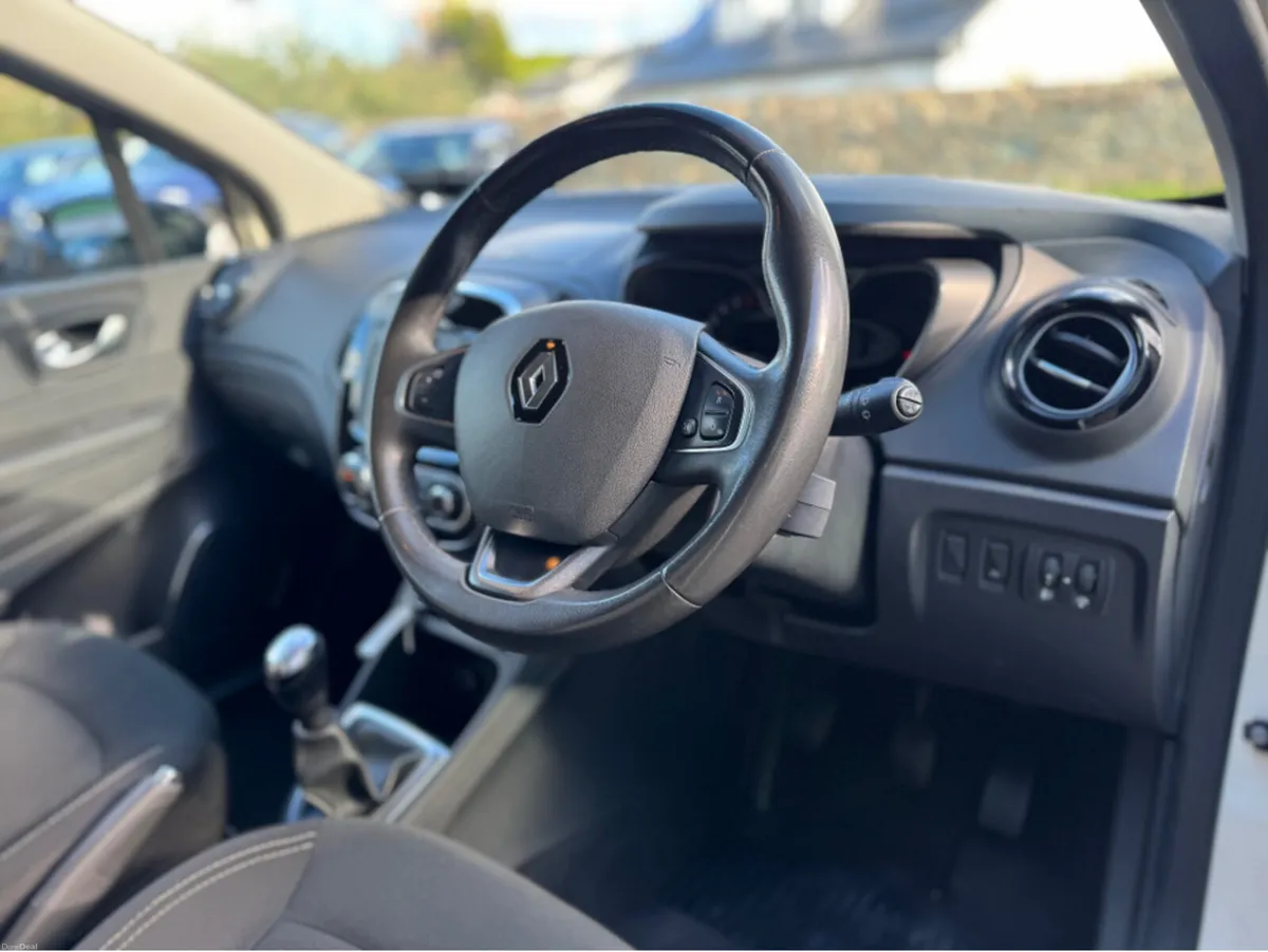 Renault Captur TCE ICONIC 90PS 5DR - Image 5
