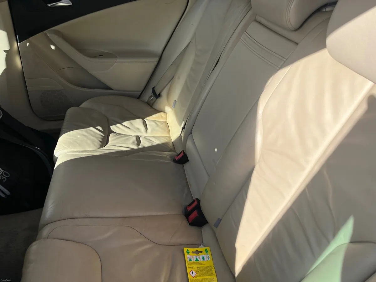 Volkswagen Passat 2010 - Image 2