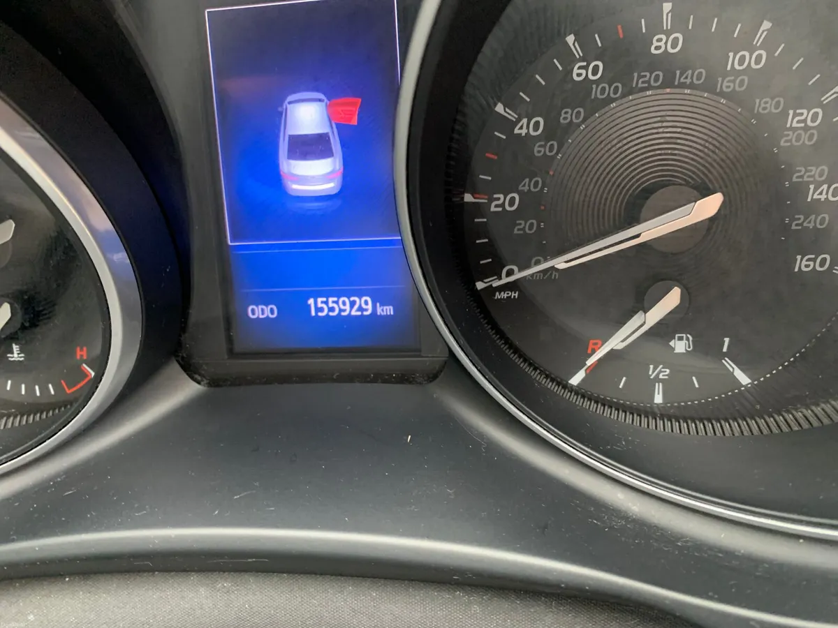 Toyota Avensis 2016 diesel low miles €6990 - Image 3