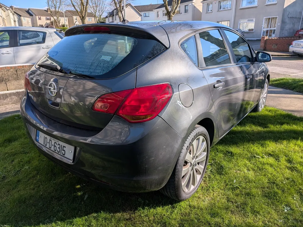 Opel Astra 2010 - Image 2