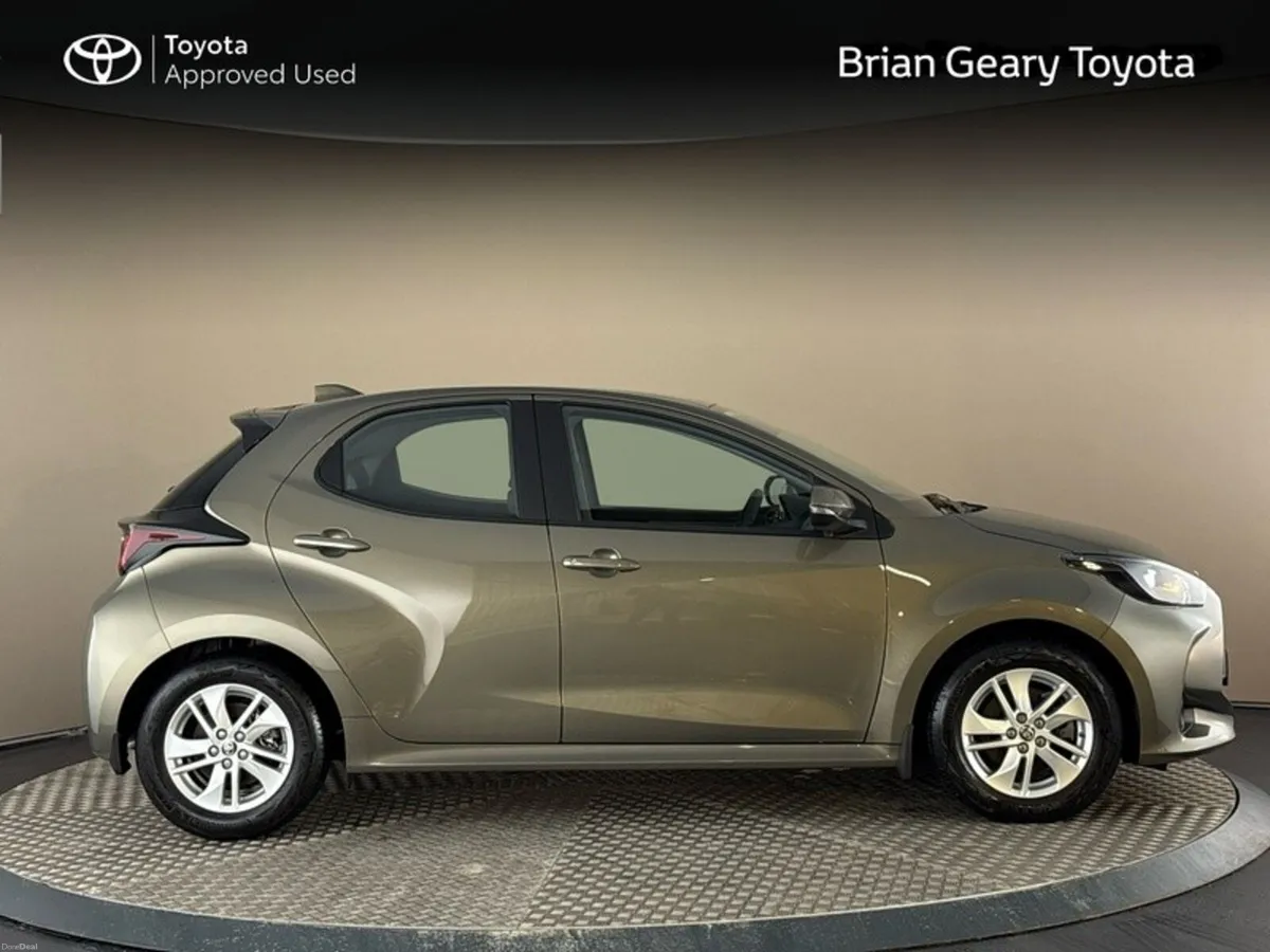 Toyota Yaris HYBRID LUNA - Image 3