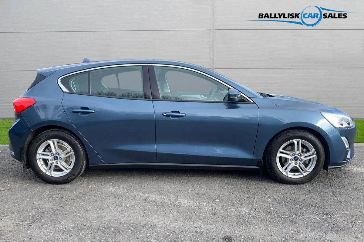 Ford Focus 1.0T 100PS Zetec in Chrome Blue with 36 - Image 3