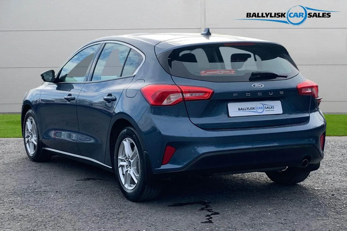 Ford Focus 1.0T 100PS Zetec in Chrome Blue with 36 - Image 2