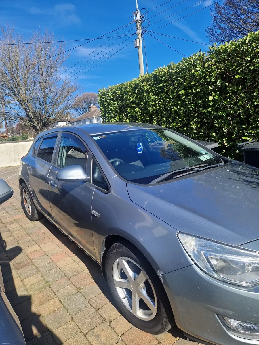 Opel Astra 2011 - Image 2