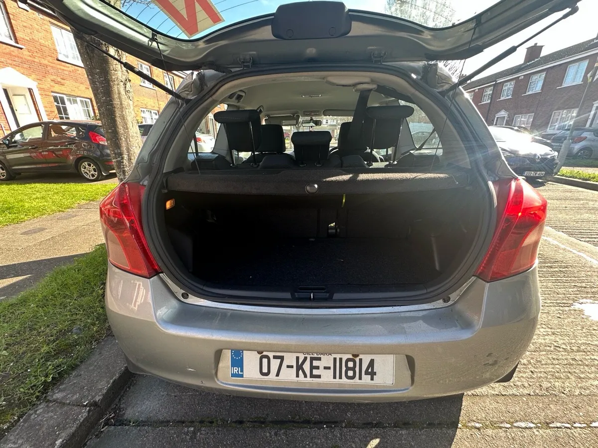 Yaris 2007 low mileage 1.3 L - Image 4