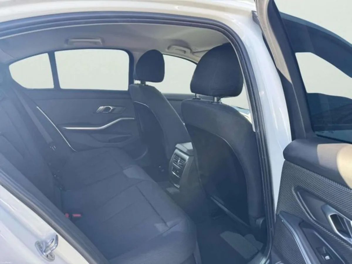 BMW 3-Series 320D XDRIVE 4WD Automatic, Reversing - Image 4