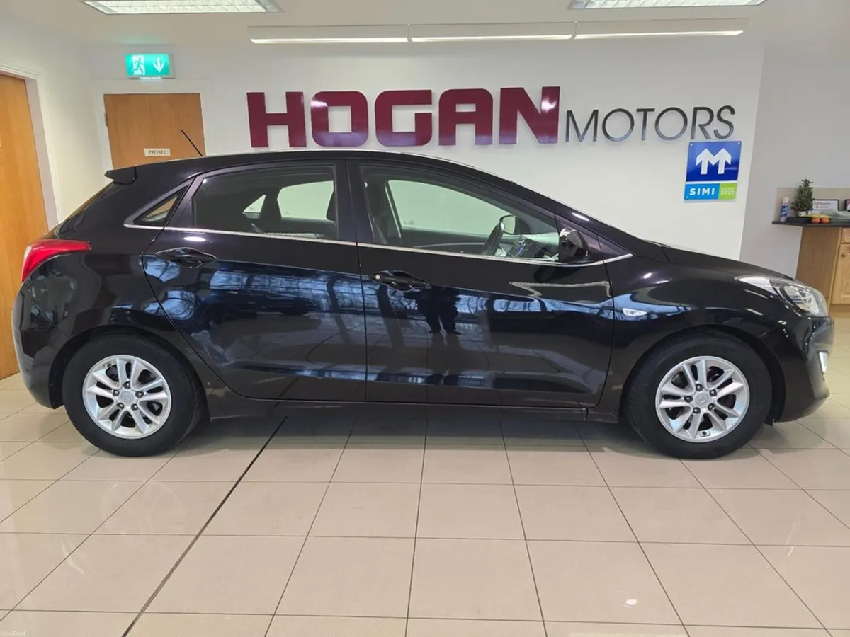 Hyundai i30 SE Diesel 5DR H/B - Image 3