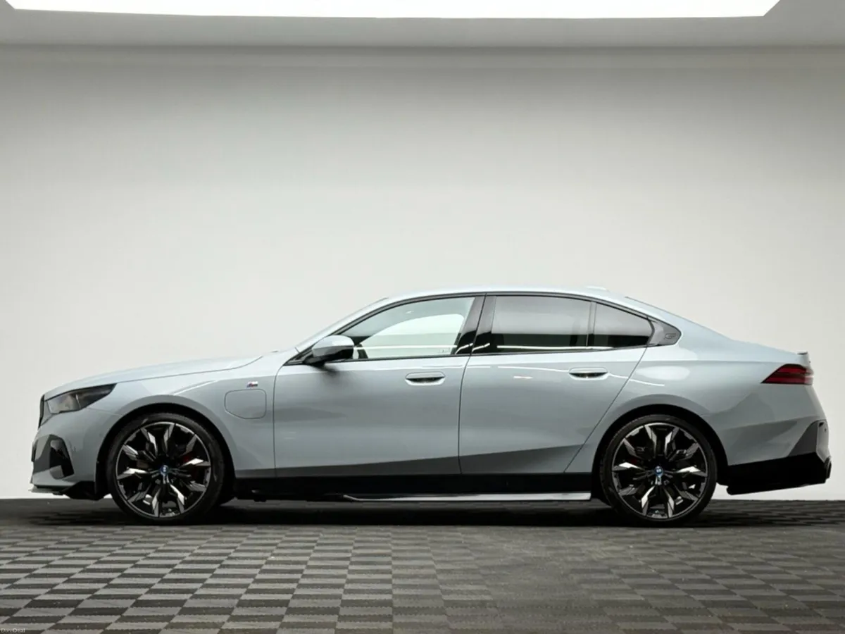 BMW 5-Series 550E M SPORT PRO XDRIVE - Image 4