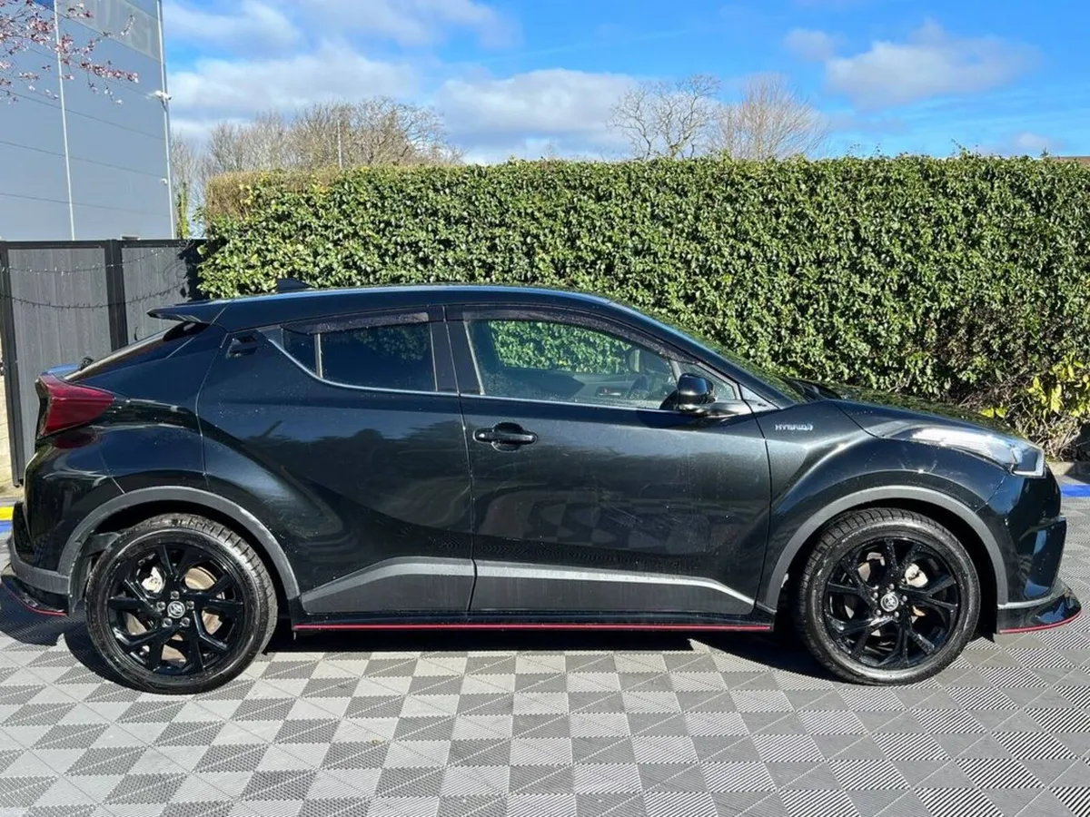 Toyota C-HR 1.8 HYBRID // HEATED SEATS // ADAPTIVE - Image 2