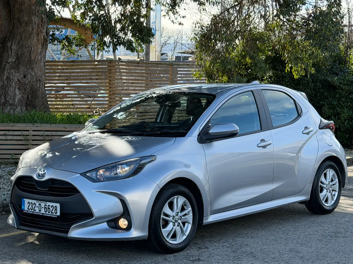 2023 Toyota Yaris..APPLE CARPLAY..REAR CAMERA - Image 2