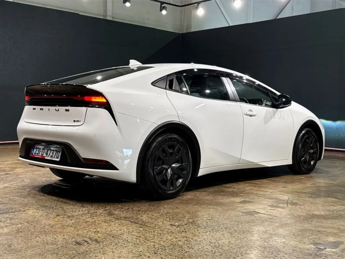 Toyota Prius HYBRID 1.8 AUTOMATIC - APPLE CAR PLAY - Image 4