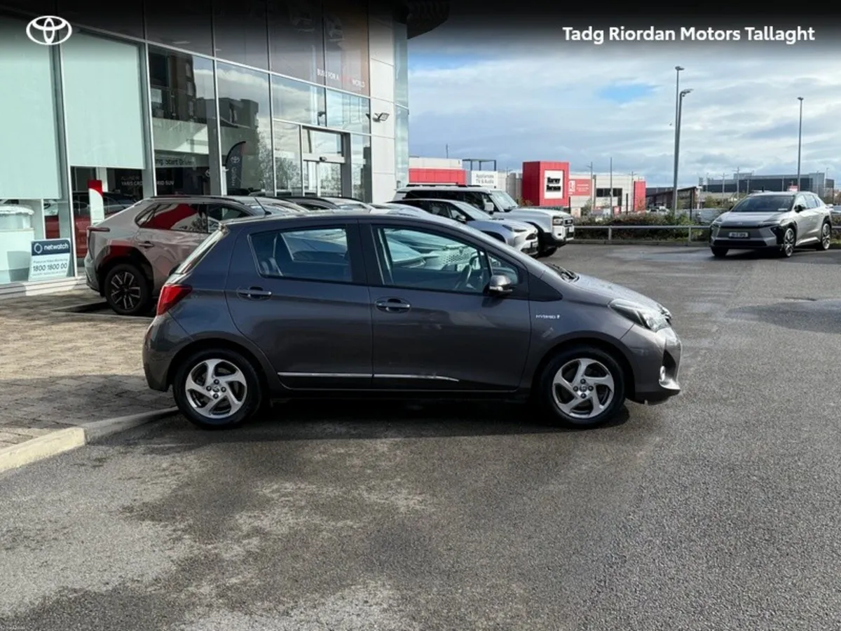 Toyota Yaris YARIS HYBRID LUXURY MC - Image 3