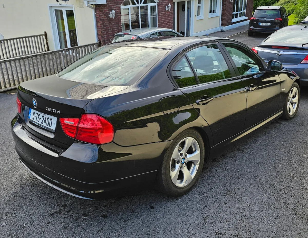 BMW 3 Series 2011 - Image 2