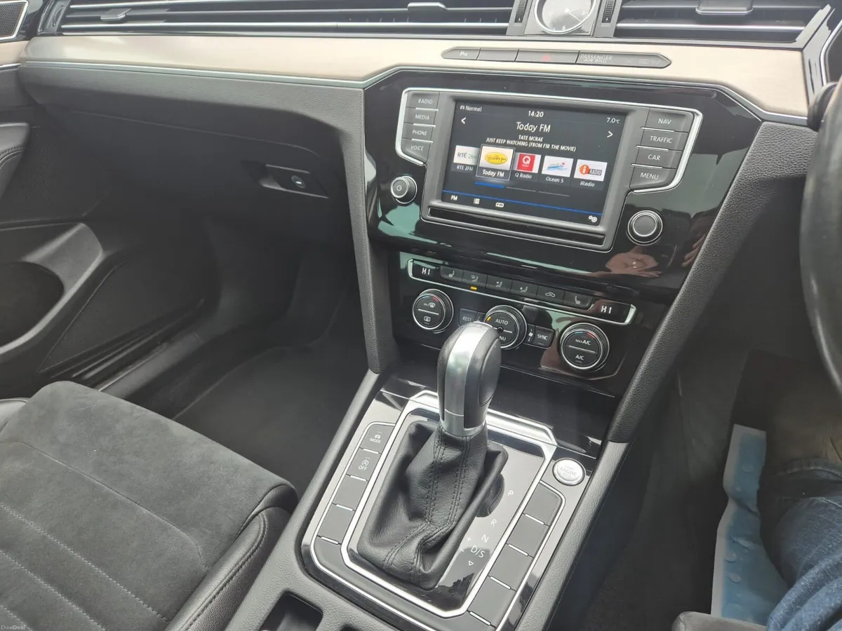 Volkswagen Passat automatic - Image 2