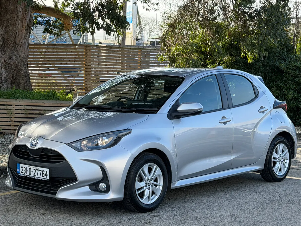Toyota Yaris 2023..APPLE CARPLAY..REAR CAMERA - Image 2