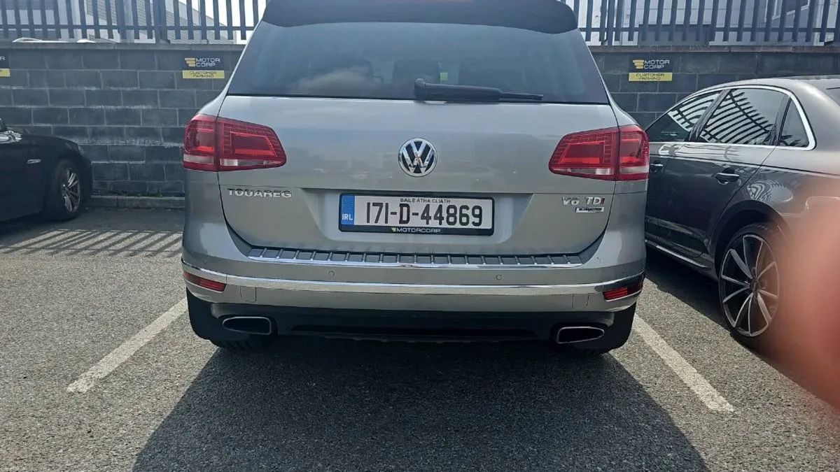 2017 Volkswagen Touareg 3.0 V6 TDI – Leather – Tow - Image 4