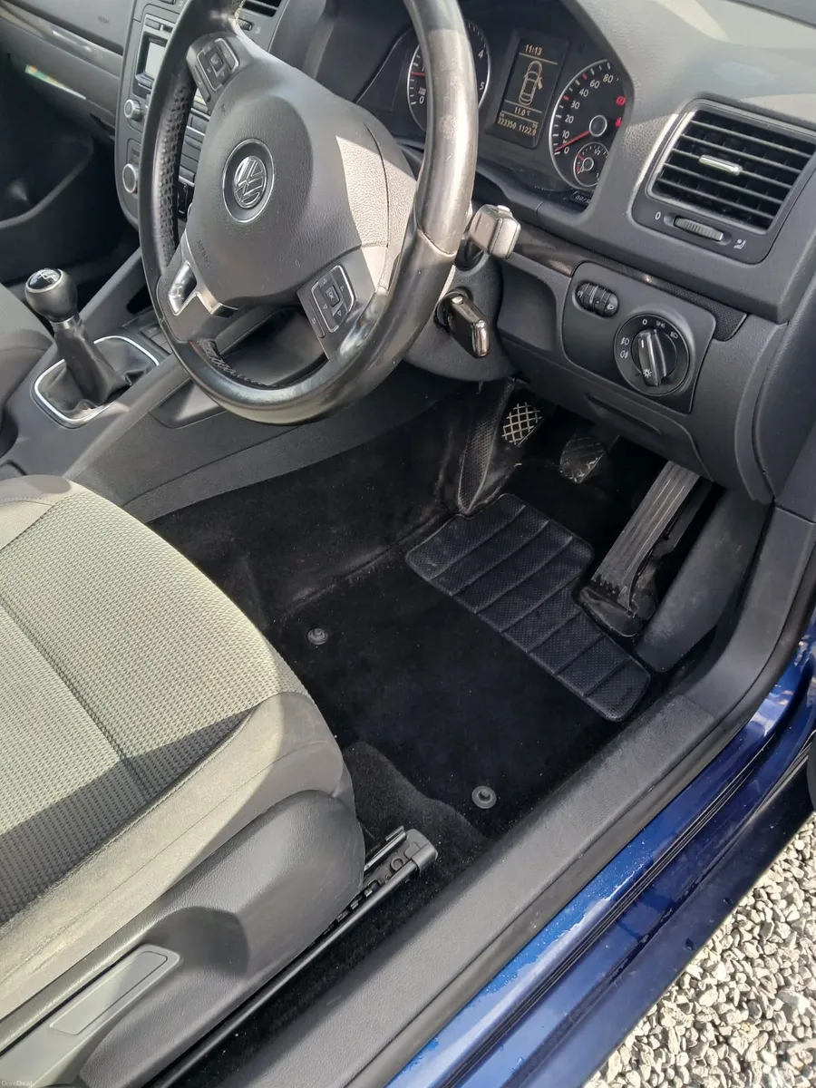 Volkswagen Jetta 2010 - Image 2